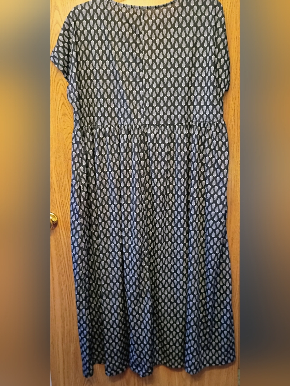 Casual V-Neck Short Sleeve Midi Dress in Navy Leaf Print - Picture 2 of 3